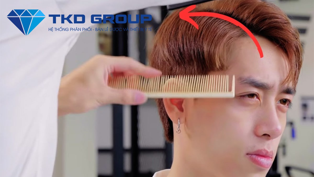 Rắc đều bột tạo phồng tóc lên chân tóc và thoa đều