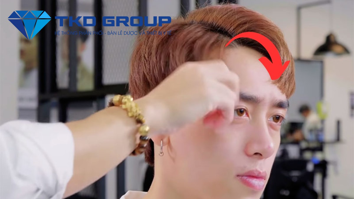 Xịt gôm hoặc keo xịt tóc lên tóc để giữ nếp