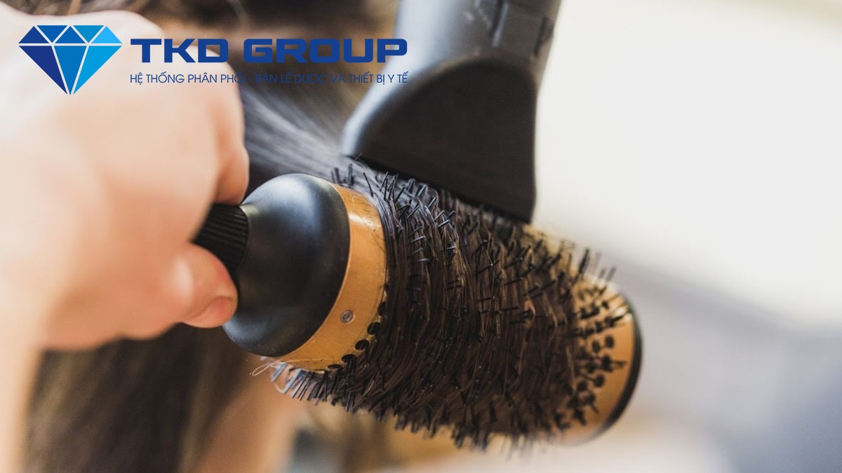 Dùng lược tròn đặt bên dưới lớp tóc đầu tiên