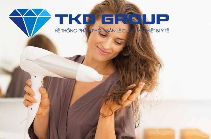 Nên sấy tóc nóng hay lạnh?