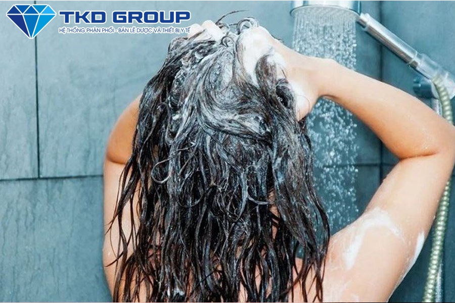 Giữ gìn đầu tóc sạch sẽ giúp phục hồi tóc khô xơ tại nhà