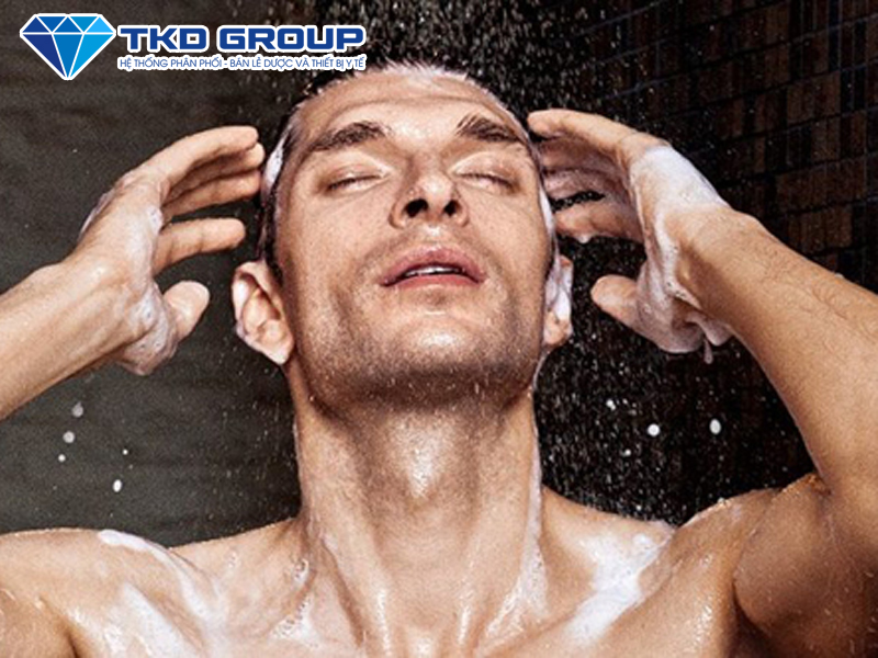 tóc bết do Không xả tóc bằng nước lạnh