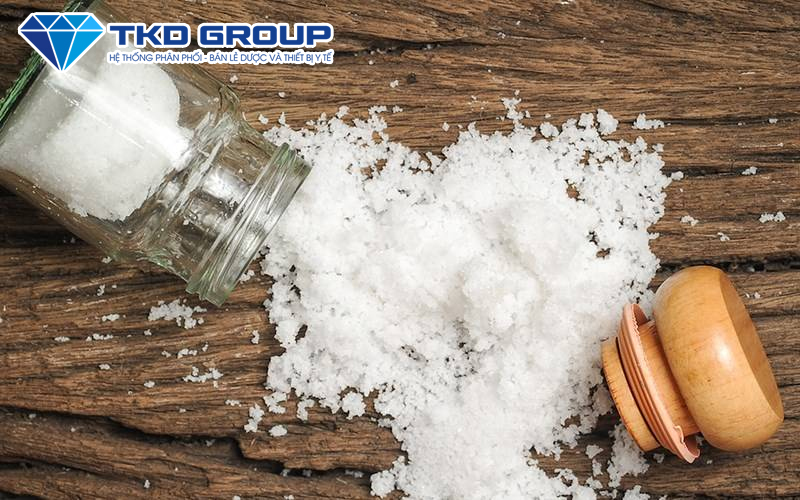 Cách làm tóc hết bết cho nam giới bằng muối biển
