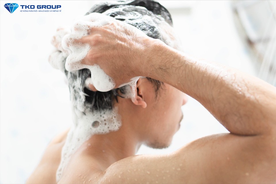 cách làm tóc nam mỏng dày hơn bằng cách Gội đầu đúng cách