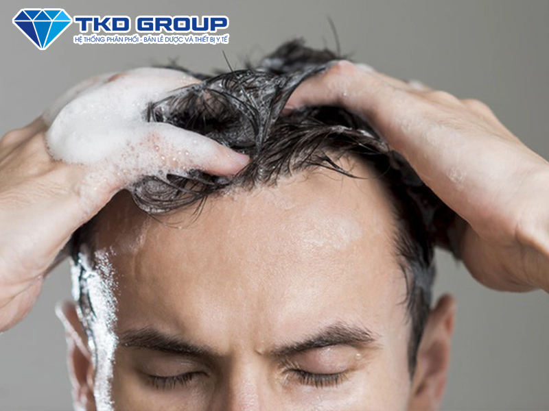 tóc nam bết do Gội đầu quá thường xuyên